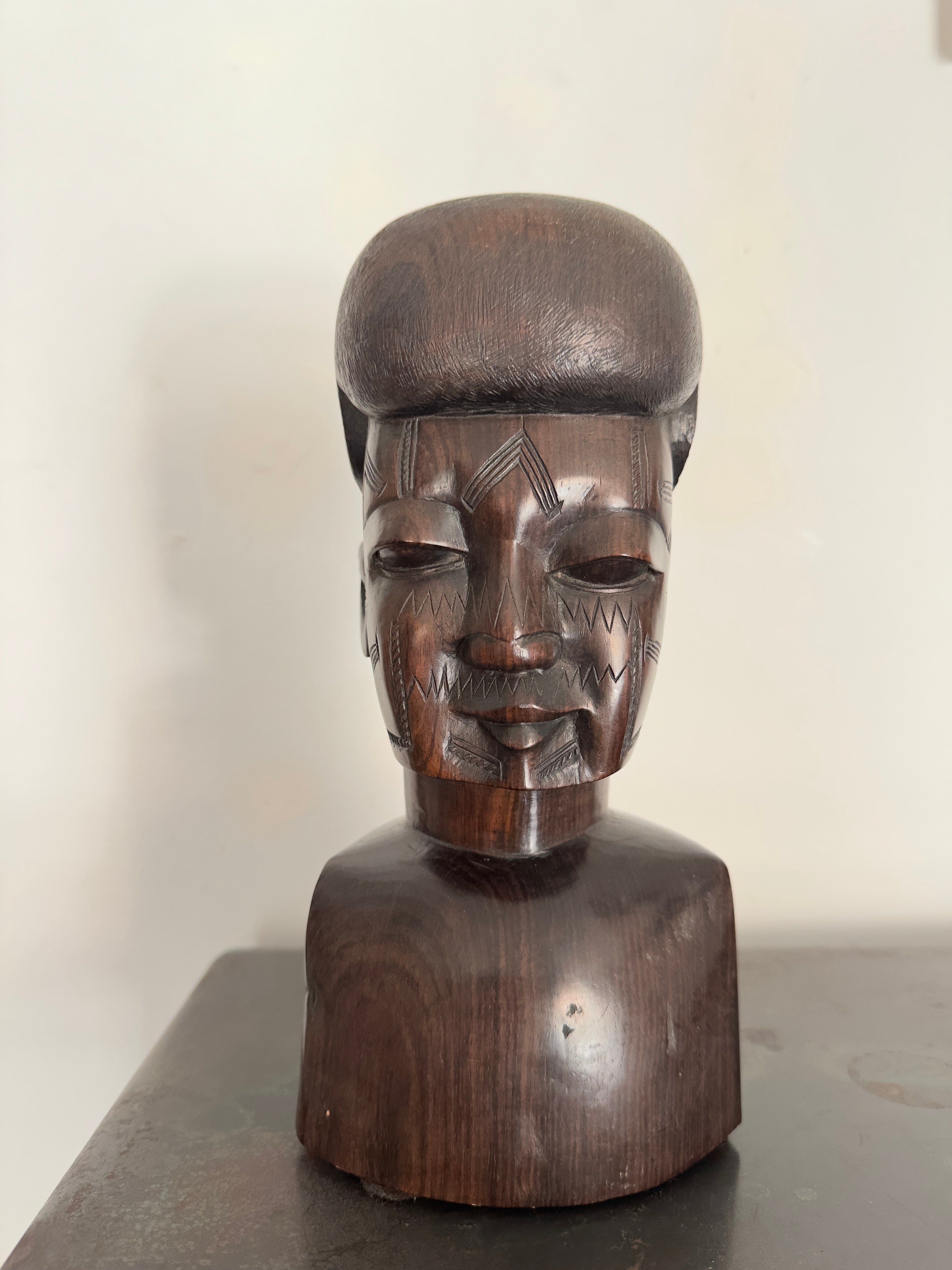 Busto / Escultura masculina africana Maconde